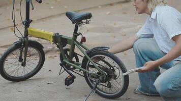 bonito feliz jovem homem com bicicleta em uma cidade rua, ativo estilo de vida, pessoas conceito video