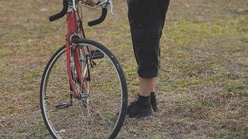 hombre sentado solo en el pico de el colina con bicicleta y tomando imagen de el ver video