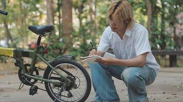 knap gelukkig jong Mens met fiets Aan een stad straat, actief levensstijl, mensen concept video