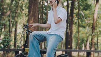 bello contento giovane uomo con bicicletta su un' città strada, attivo stile di vita, persone concetto video