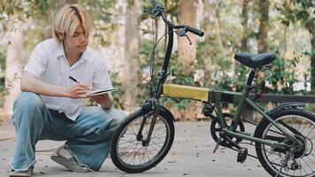 Beau content Jeune homme avec vélo sur une ville rue, actif mode de vie, gens concept video