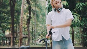 hermoso contento joven hombre con bicicleta en un ciudad calle, activo estilo de vida, personas concepto video