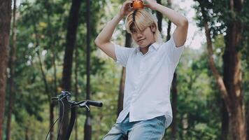 hermoso contento joven hombre con bicicleta en un ciudad calle, activo estilo de vida, personas concepto video