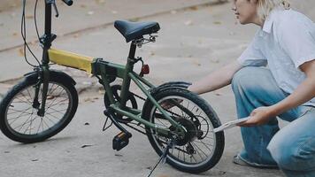 bello contento giovane uomo con bicicletta su un' città strada, attivo stile di vita, persone concetto video