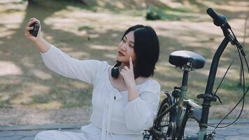 mooi jong vrouw Aan fiets in de stad straat, stad vervoer. buitenshuis mode portret van elegant blond gekruld dame rijden haar hipster retro fiets in elegant blauw trui. meisje fix hir. video