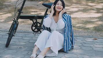 bonita jovem mulher em bicicleta dentro a cidade rua, cidade transporte. ao ar livre moda retrato do elegante Loiras encaracolado senhora equitação dela hipster retro bicicleta dentro à moda azul suéter. menina consertar hir. video