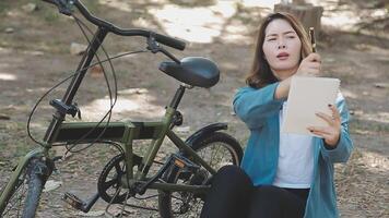 glücklich asiatisch schön jung Frau Reiten Fahrrad auf Straße draussen in der Nähe von Gebäude Stadt, Porträt von lächelnd weiblich Lebensstil mit Fahrrad im Sommer- Reise meint von Transport, Öko freundlich video