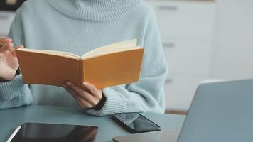 zakenvrouw hand werken met laptopcomputer, tablet en smartphone in modern kantoor met virtueel pictogram diagram op modernoffice in ochtendlicht video