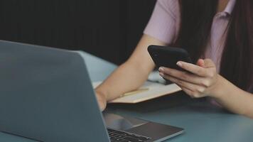 zakenvrouw hand werken met laptopcomputer, tablet en smartphone in modern kantoor met virtueel pictogram diagram op modernoffice in ochtendlicht video