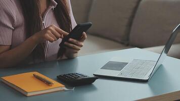 main de femme d'affaires travaillant avec un ordinateur portable, une tablette et un téléphone intelligent dans un bureau moderne avec un diagramme d'icône virtuelle au bureau moderne à la lumière du matin video