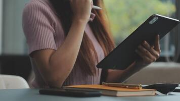 mano de mujer de negocios trabajando con computadora portátil, tableta y teléfono inteligente en la oficina moderna con diagrama de icono virtual en la oficina moderna a la luz de la mañana video