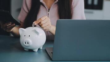 mujer poniendo moneda en cerdito banco, adentro video