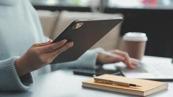 main de femme d'affaires travaillant avec un ordinateur portable, une tablette et un téléphone intelligent dans un bureau moderne avec un diagramme d'icône virtuelle au bureau moderne à la lumière du matin video