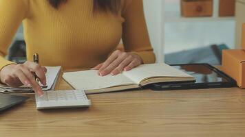 mujer de negocios puesta en marcha empresaria de pequeña empresa sme éxito. mujer independiente que trabaja en casa con entrega de paquetes en línea. concepto de entrega de pymes y embalajes video