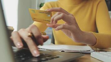 jovem mulher recebido conectados compras parcela abertura caixas e comprando moda Itens de usando crédito cartão, fazer compras conectados e Entrega conceito video