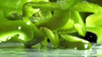 gesneden klok paprika's vallen Aan de tafel. gefilmd Aan een hoge snelheid camera Bij 1000 fps. hoog kwaliteit full HD beeldmateriaal video