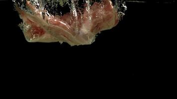Hähnchen Filet Stürze unter Wasser. gefilmt auf ein schnelle Geschwindigkeit Kamera beim 1000 fps. hoch Qualität fullhd Aufnahmen video