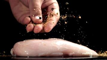 spruzzatina pollo filetto con spezie. girato su un' alta velocità telecamera a 1000 fps. alto qualità FullHD metraggio video