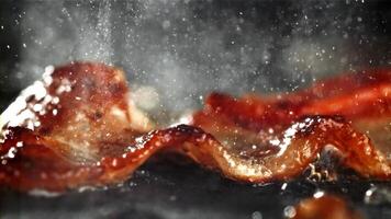 Bacon è fritte nel un' padella. girato su un' alta velocità telecamera a 1000 fps. alto qualità FullHD metraggio video