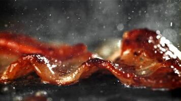 Bacon est frit dans une poêle. filmé sur une haute vitesse caméra à 1000 ips. haute qualité Full HD métrage video