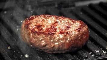 el hamburguesa es frito en un cacerola. macro disparo. filmado en un alta velocidad cámara a 1000 fps. alto calidad full HD imágenes video