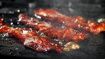 Bacon è fritte nel un' padella. girato su un' alta velocità telecamera a 1000 fps. alto qualità FullHD metraggio video