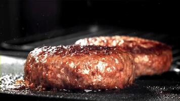 een hamburger gemaakt van natuurlijk vlees is gebakken in een frituren pan. gefilmd Aan een hoge snelheid camera Bij 1000 fps. hoog kwaliteit full HD beeldmateriaal video