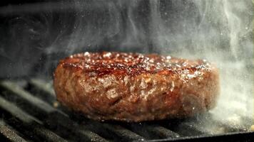 uma hamburguer fez a partir de natural carne é frito dentro uma fritar frigideira. filmado em uma alta velocidade Câmera às 1000 fps. Alto qualidade fullhd cenas video