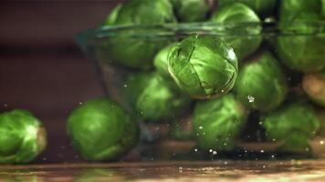 Brussel spruiten vallen Aan de tafel. gefilmd Aan een hoge snelheid camera Bij 1000 fps. hoog kwaliteit full HD beeldmateriaal video