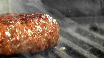 un hamburguesa hecho desde natural carne es frito en un fritura cacerola. filmado en un alta velocidad cámara a 1000 fps. alto calidad full HD imágenes video