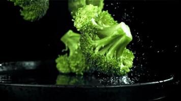 goteante brócoli con salpicaduras agua. filmado en un alta velocidad cámara a 1000 fps. alto calidad full HD imágenes video