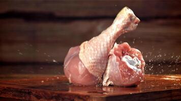 poulet jambes tomber sur une en bois Coupe planche. filmé sur une haute vitesse caméra à 1000 ips. haute qualité Full HD métrage video