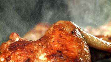 pollo alas son frito en un cacerola. filmado en un alta velocidad cámara a 1000 fps. alto calidad full HD imágenes video
