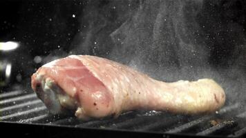 pollo gambe siamo fritte nel un' padella. girato su un' alta velocità telecamera a 1000 fps. alto qualità FullHD metraggio video