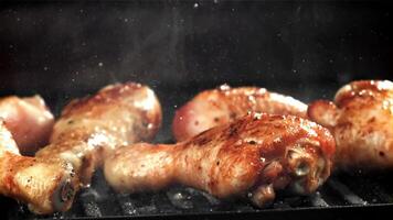 pollo gambe siamo fritte nel un' padella. girato su un' alta velocità telecamera a 1000 fps. alto qualità FullHD metraggio video