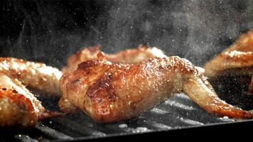 pollo Ali siamo fritte nel un' padella. girato su un' alta velocità telecamera a 1000 fps. alto qualità FullHD metraggio video