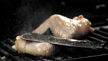 pollo Ali siamo fritte nel un' padella. girato su un' alta velocità telecamera a 1000 fps. alto qualità FullHD metraggio video