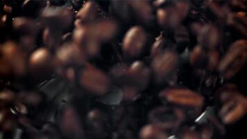 koffie bonen in een werken Slijper. gefilmd Aan een hoge snelheid camera Bij 1000 fps. hoog kwaliteit full HD beeldmateriaal video