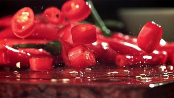 rebanado chile pimienta piezas otoño en un corte tablero. filmado en un alta velocidad cámara a 1000 fps. alto calidad full HD imágenes video