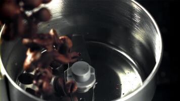 das Kaffee Bohnen fallen in das Arbeiten Schleifer. gefilmt auf ein schnelle Geschwindigkeit Kamera beim 1000 fps. hoch Qualität fullhd Aufnahmen video