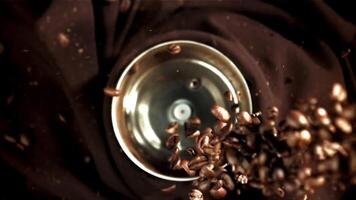 il caffè fagioli autunno in il Lavorando macinino. girato su un' alta velocità telecamera a 1000 fps. alto qualità FullHD metraggio video