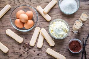 ingredientes para Tiramisu en el de madera antecedentes foto