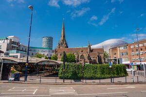 brillante, soleado día en birmingham, Reino Unido, presentando gótico iglesia, moderno torres foto