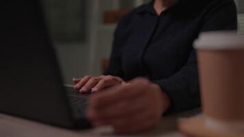 homem de negocios sente dor de cabeça, estresse, esgotamento ou ansiedade enquanto trabalhando em computador portátil. uma cansado e sem esperança profissional mulher tem uma enxaqueca dentro a manhã com dela manhã café. video