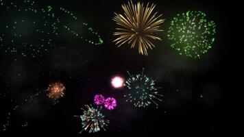 färgrik fyrverkeri firande animering effekt på svart bakgrund, natt himmel fyrverkeri explosion, brista visa för ny år, jul, oberoende dag, festival, särskild evenemang bakgrund video