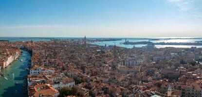 aéreo ver de Venecia cerca Santo marcas cuadrado, rialto puente y estrecho canales. foto