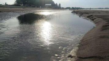 Zypresse Strand, Bireun, Indonesien Dezember 31 2023, Meer Wasser und Menschen Sonnenbaden und Sitzung auf Stühle im das Meer. Sommer- Urlaub. Gruppe von Touristen auf das Strand auf ein warm Sommer- Tag video