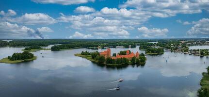 aéreo ver de trakai, terminado medieval gótico isla castillo en galve lago. foto