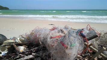 ordures sur une blanc sablonneux plage sur une tropical île dans Asie video