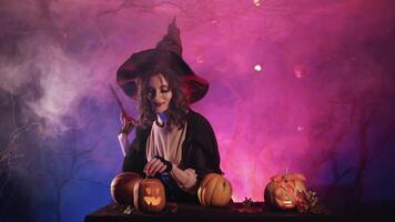 schön Hexe schneidet ein Kürbis zum Halloween video